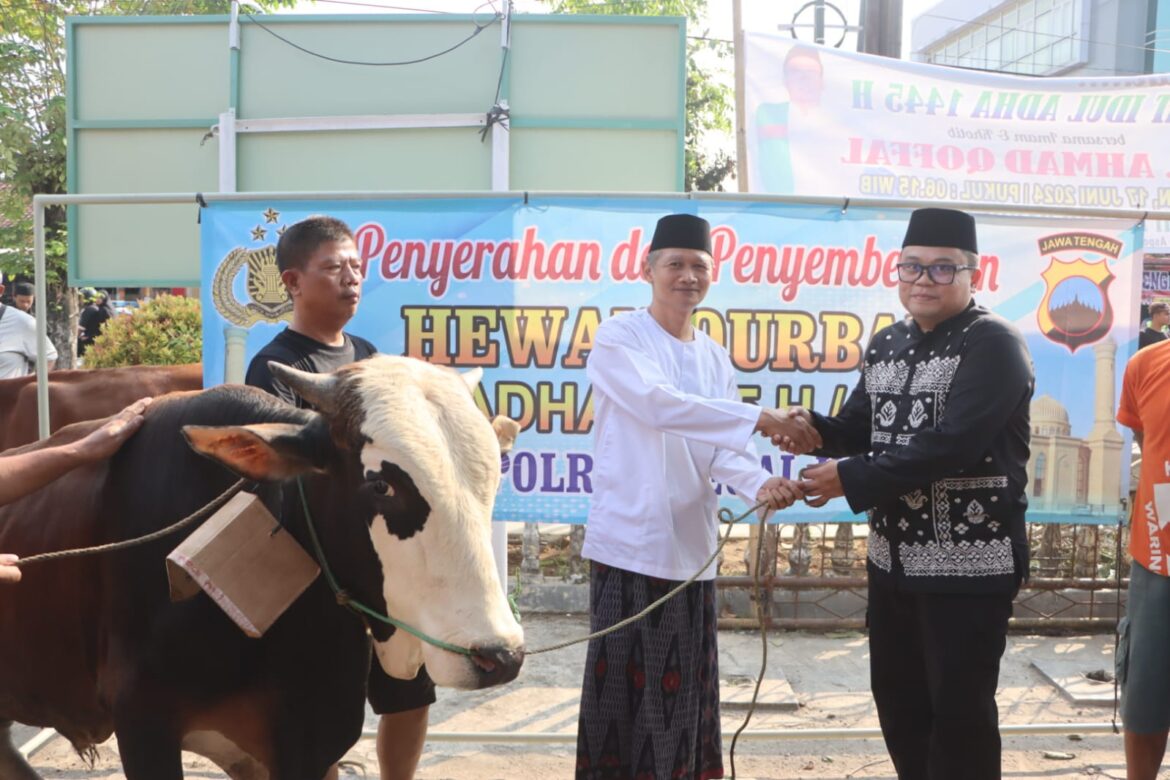 Serahkan Hewan Kurban, Kapolres Tegal Kota; Semoga Membawa Berkah Untuk Kita Semua
