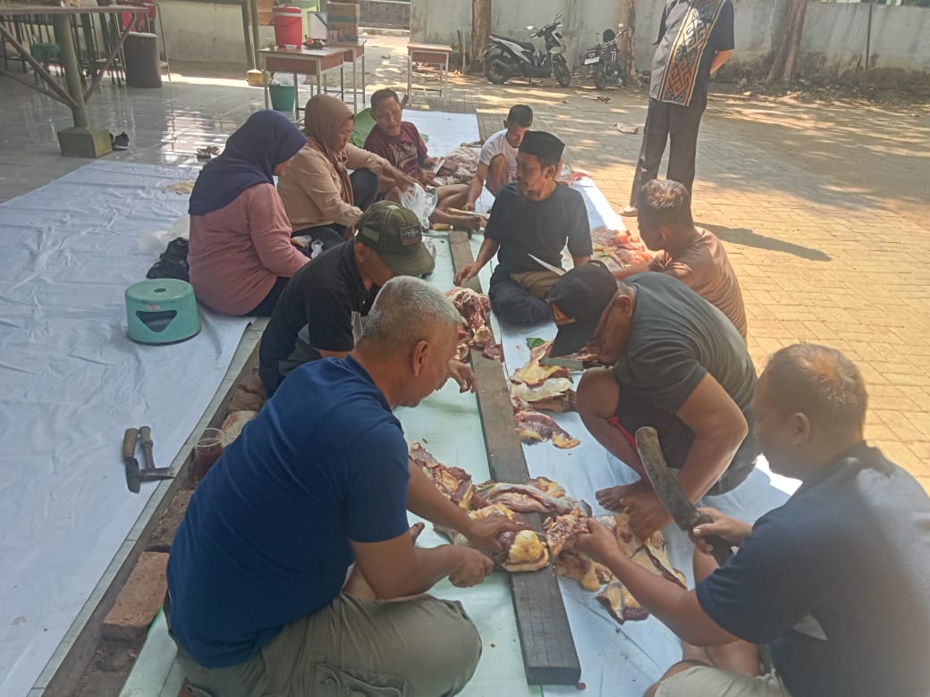 Peduli dan Berbagi Untuk Sesama, Kodim 0614/Kota Cirebon Bagikan Daging Hewan Qurban