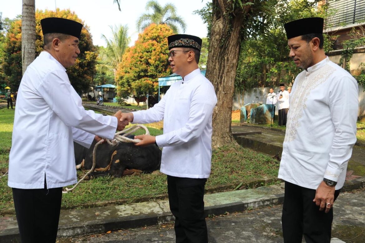 Kerahkan Personel Bhabinkamtibmas, Polda Sumsel Bagikan Daging Kurban Hingga ke Masyarakat Pelosok.