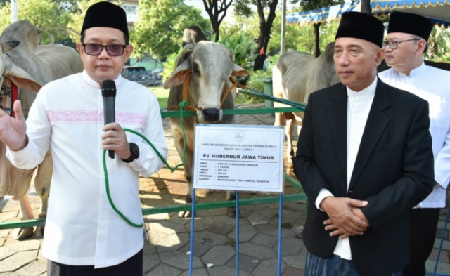 Pj. Gubernur Jatim Serahkan Hewan Kurban ke Masjid Al Akbar Surabaya