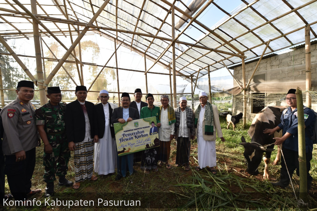 Pj Bupati Pasuruan Serahkan Sapi Limosin ke Masjid Subulus Salam