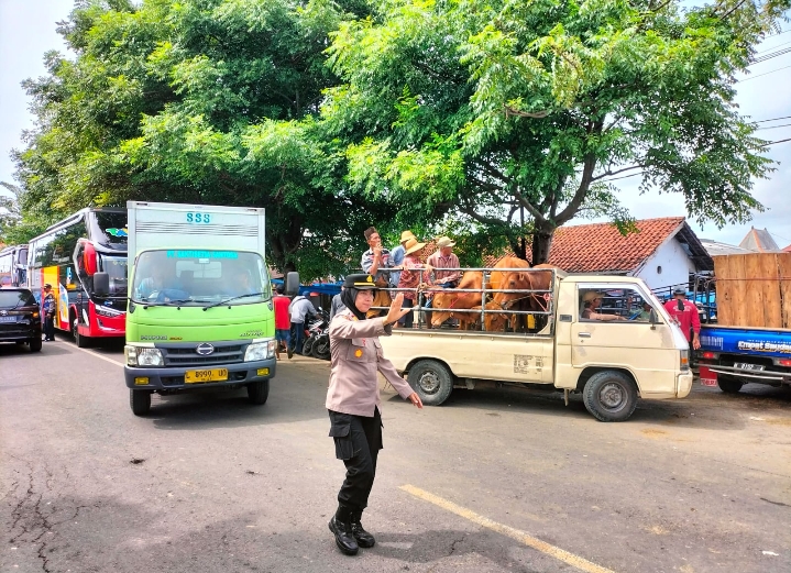 Beri Rasa Aman, Polwan Polres Pamekasan ini Hadir di Setiap Kegiatan Masyarakat
