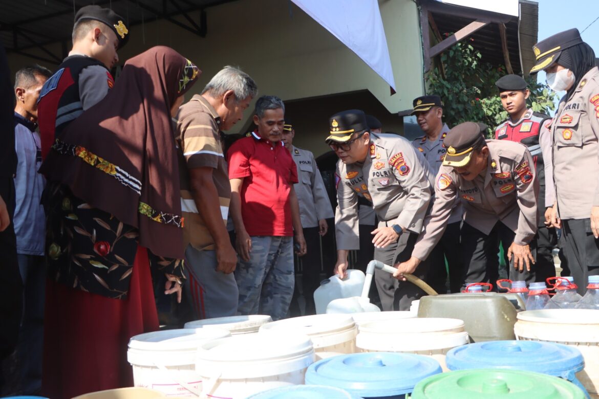 Sambut Hari Bhayangkara ke-78, Polres Tegal Kota Salurkan Air Bersih Kepada Warga Kelurahan Panggung