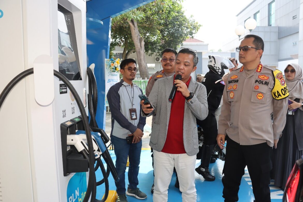 Kapolresta Tangerang dan PT PLN Persero UP 3 Cikupa Resmikan SPKLU Di Polresta Tangerang.