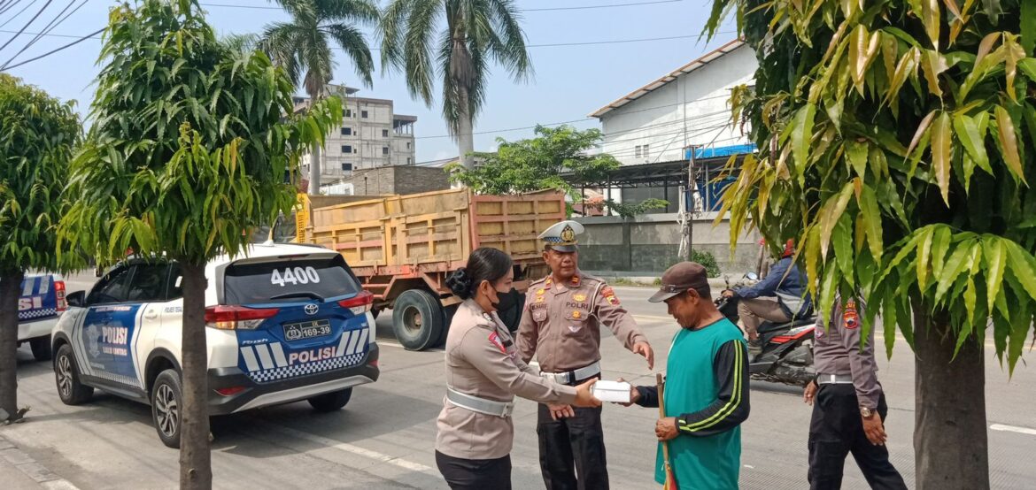 Jum’at Berkah, Sambil Patroli Polisi Kota Tegal Bagikan Sembako dan Nasi Kotak