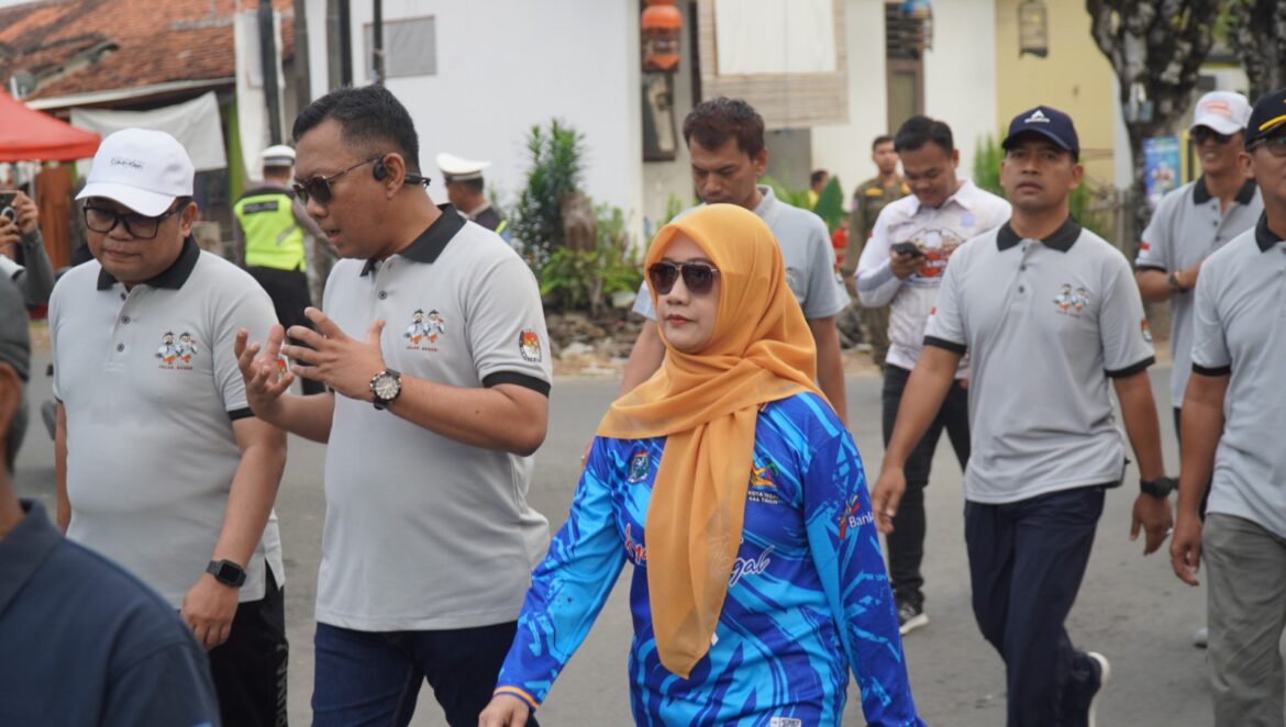 KPU Kota Tegal Gelar Jalan Sehat   Tegal –  Jalan sehat Pilkada Nyenengna Gawe Bungah yang diselenggrakan oleh Komisi Pemilihan Umum (KPU) Kota Tegal berlangsung di Lapangan Wisnggeni Kota Tegal, Minggu (23/6) pagi.  Hadir Sekretaris Daerah Kota Tegal, Agus Dwi Sulistyantono, Kapolres Tegal Kota AKBP Rully Thomas, Danlanal Tegal Letkol Laut (P) Adi Surono, Bawaslu Kota Tegal.  Ketua KPU Kota Tegal, Karyudi menyampaikan bahwa makna dari jalan sehat adalah agar pilkada bisa berjalan dengan sehat.  “Semoga pilkada bisa berjalan dengan sehat, tanpa gontok gontokan, tidak ada black campain. Pilihlah pemimpin sesuai dengan hati nurani. Datanglah TPS untuk Kota Tegal lebih baik,” ujar Karyudi.  Sementara Sekretaris Daerah Kota Tegal, Agus Dwi Sulistyantono yang mewakili Pj Wali Kota Tegal mengucapkan terima kasih kepada KPU dan masyarkat Kota Tegal.  “Tujuan dari rumah ke sini adalah kegembiraan, mari bergembira untuk Pilkada, ingat tanggal 27 November 2024  ada pemilihan Wali Kota, Wakil Wali Kota, Gubernur, Wakil Gubernur Jawa Tengah, kita bersama akan berpesta, hari ini adalah awal dari kegembiraan itu,” ucap Sekda.  Agus Dwi juga menyampaikan selamat bertugas untuk KPU, BAWASLU Kota Tegal.  “Selamat bertugas tunaikan tugas dengan amanah,” pungkas Agus.