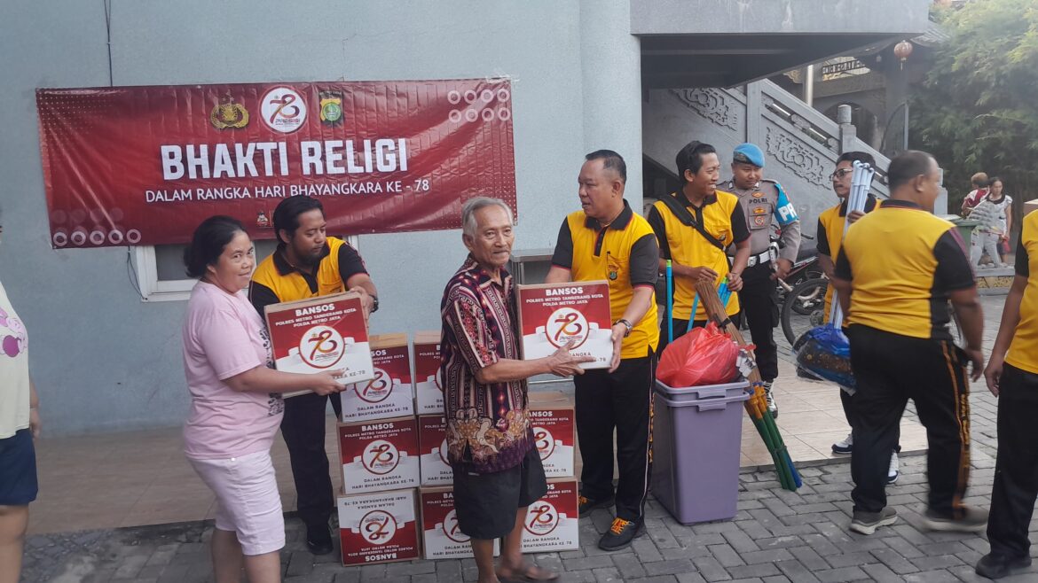 Bakti Religi di Tangerang, Kapolres Serahkan alat kebersihan, Material Bangunan dan Sembako menjelang Hari Bhayangkara ke-78