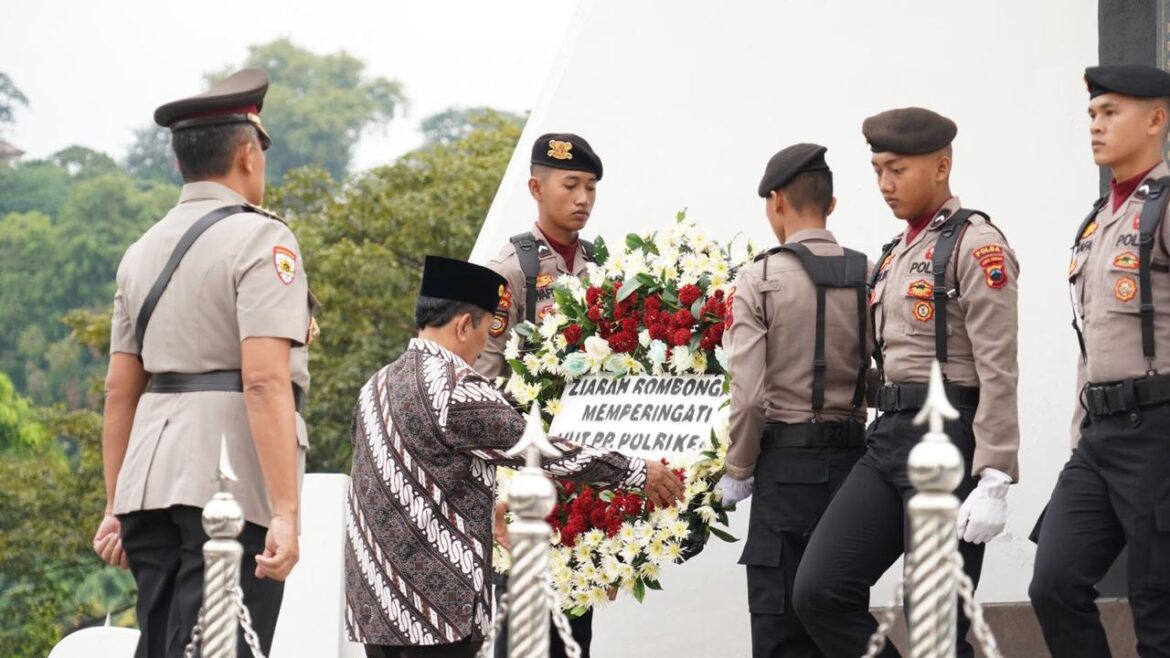 Sambut Hari Bhayangkara Ke-78, Polda Jateng Gelar Upacara Ziarah dan Tabur Bunga