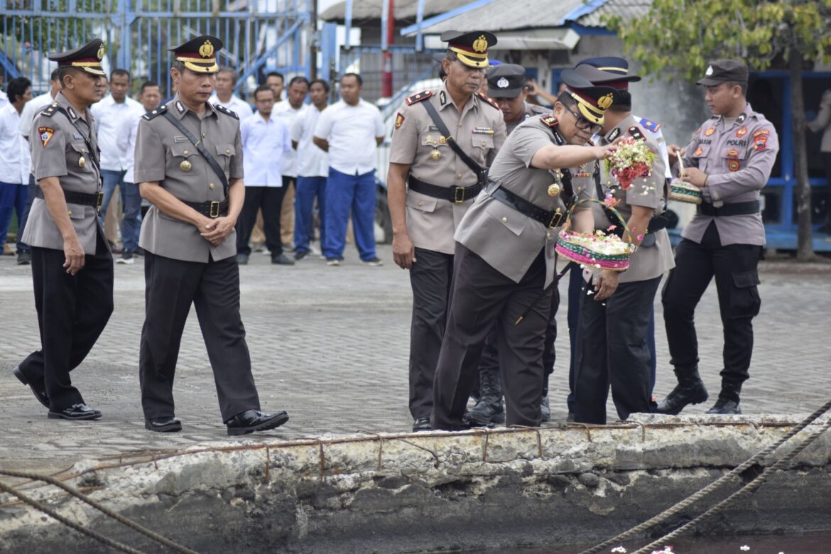 Sambut Hari Bhayangkara ke-78, Polres Tegal Kota Gelar Ziarah Tabur Bunga