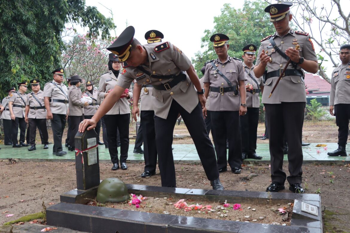 Peringatan Hari Bhayangkara ke-78: Kapolres Ogan ilir Dan Jajaranya Pimpin Upacara Ziarah Dan Tabur Bunga di Taman Mahkam Pahlawan 