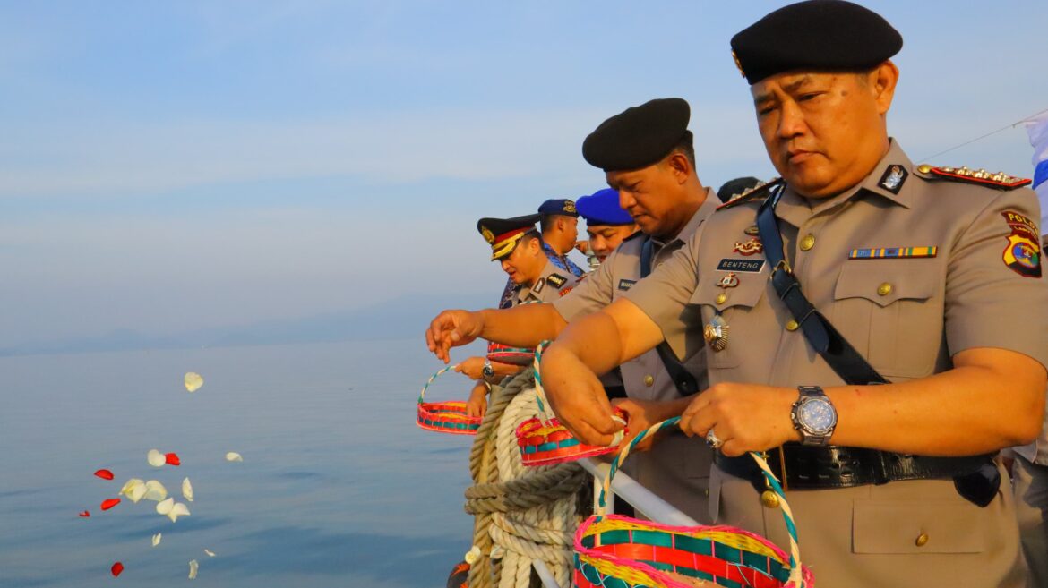 Menyambut Hari Bhayangkara ke 78, Polda Lampung Tabur Bunga di Laut