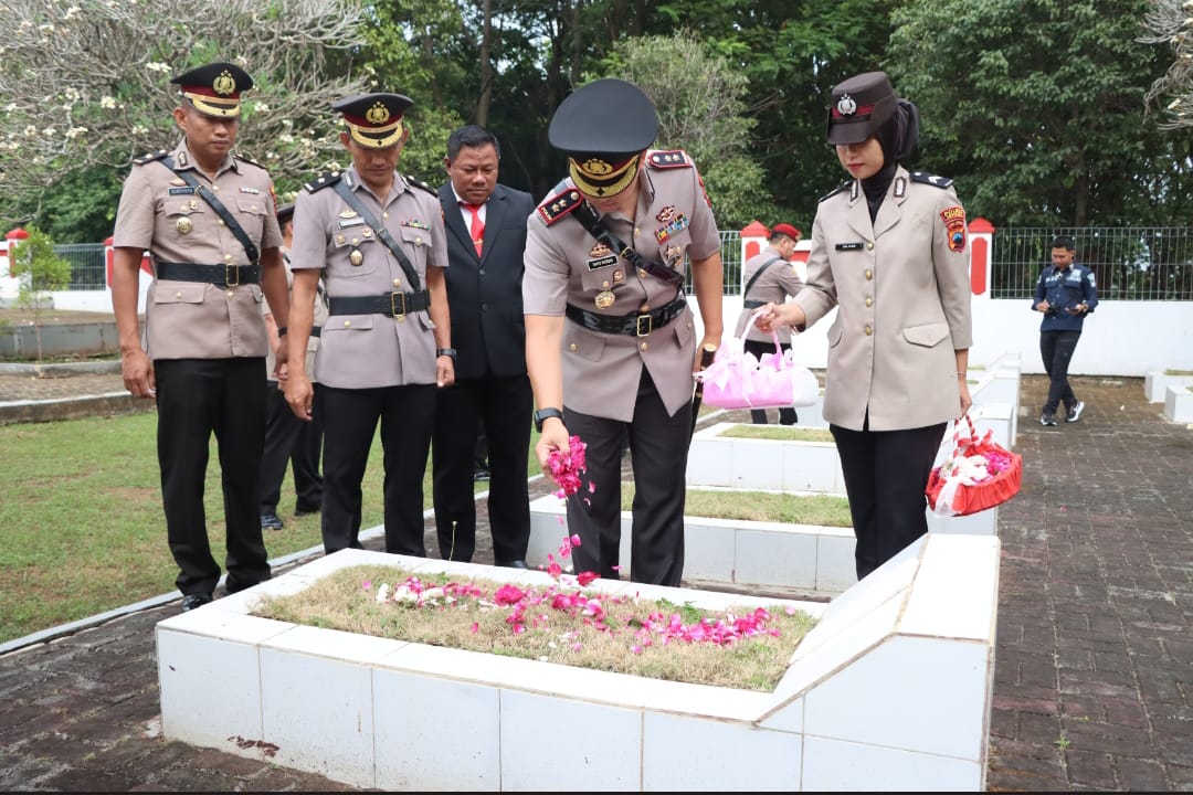 Sambut Hari Bhayangkara Ke 78, Polres Jepara Gelar Ziarah dan Tabur Bunga di TMP Giri Dharma