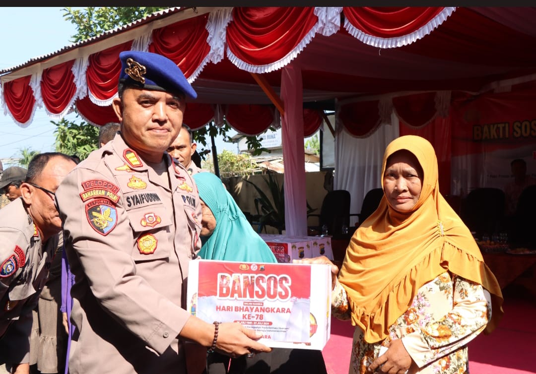 Bahagianya Zamroni Hingga Deswita Dapat Bantuan Kursi Roda dari Polres Jepara