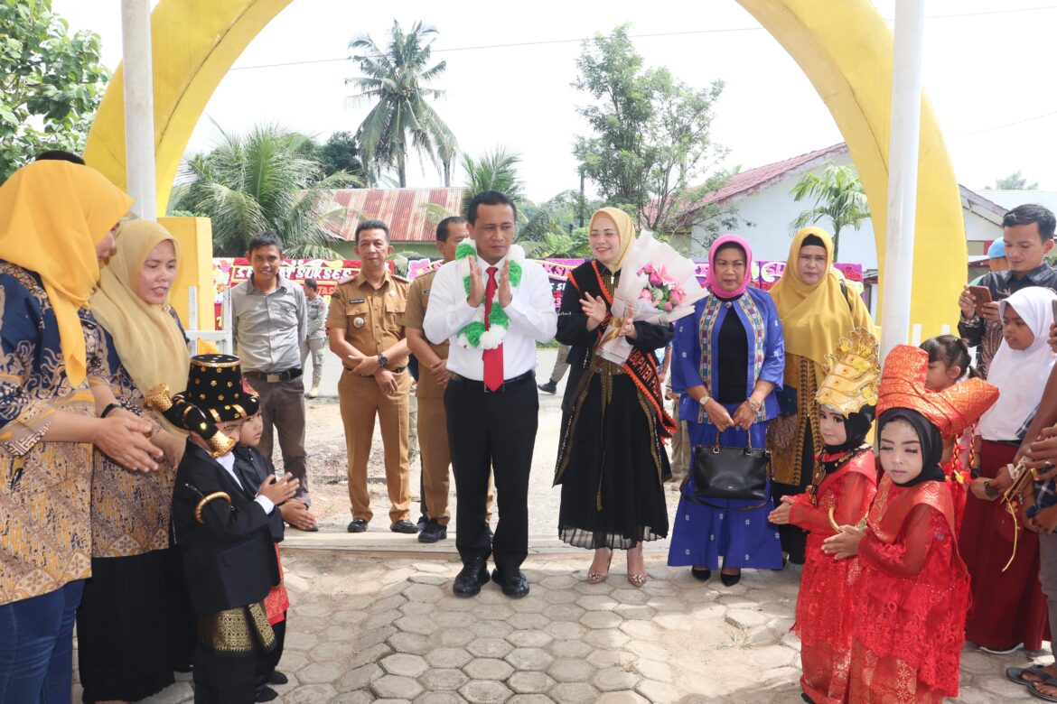Melepas 30 Orang Anak Anak TK Negeri Balakka, PJ Bupati Paluta Patuan Rahmat Syukur P Hasibuan S.STP.,MM., Ucapkan Selamat 