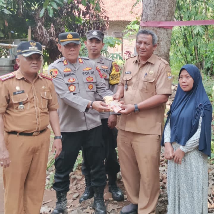 Kebahagian Warga Desa Kerandon Dapat Bantuan Bedah Rumah dari Polresta Cirebon