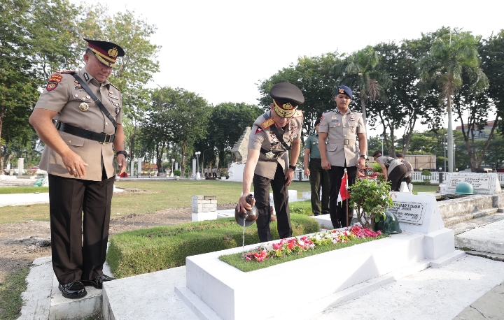 Maknai Perjuangan, Waka Polda Jatim Pimpin Ziarah ke Makam Pahlawan di Hari Bhayangkara ke – 78