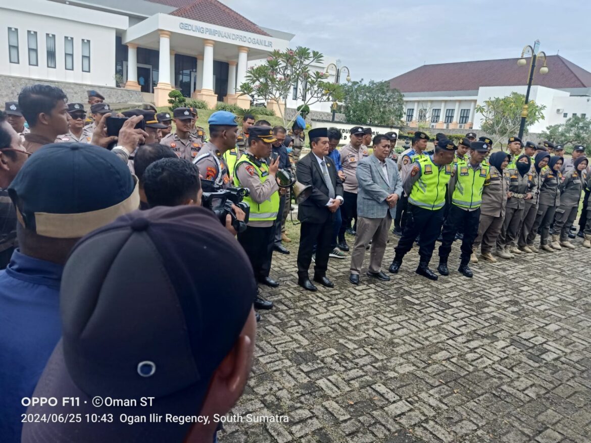 Ratusan Warga Gelar Unjuk Rasa di dprd OI, Minta Kades Mundur dari Jabatannya 