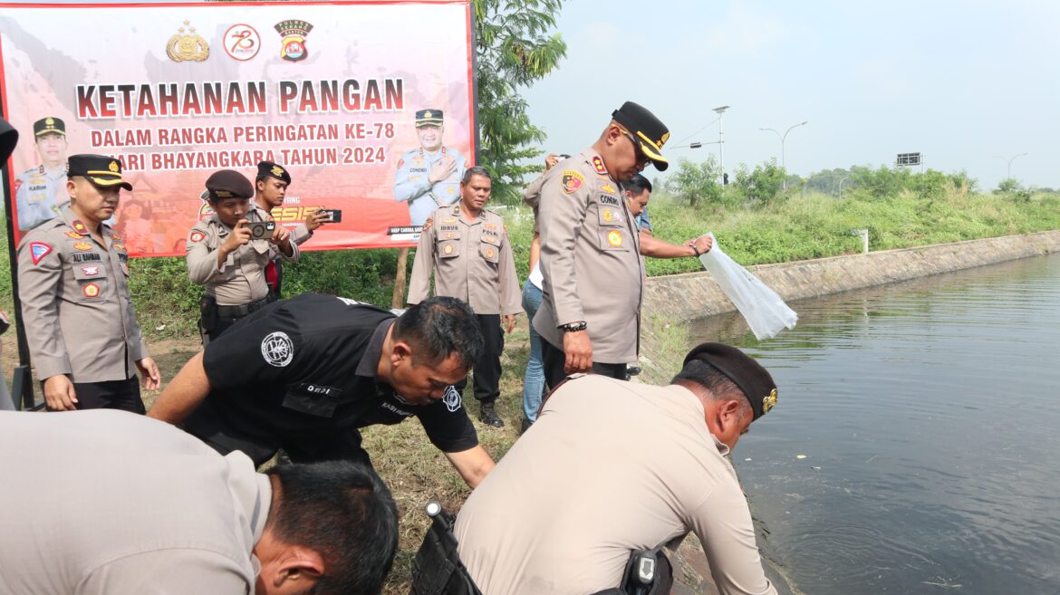 Sambut HUT Ke-78 Bhayangkara, Polres Serang Tebar 10 Ribu Bibit Ikan Untuk Ketahanan Pangan