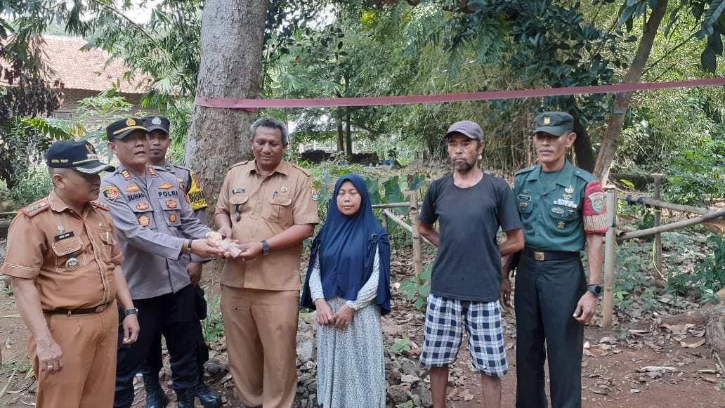 Ratini Warga Desa Kerandon Sangat Bahagia Dapat Bantuan Bedah Rumah dari Polresta Cirebon