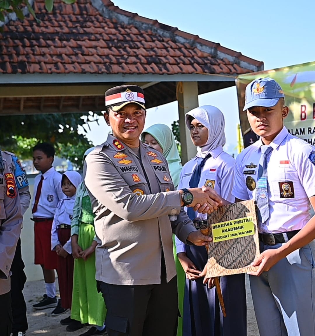 Sambut Hari Bhayangkara Ke-78, Polres Jepara Berikan Beasiswa Dan Bantuan Bibit Hingga Pupuk Gratis