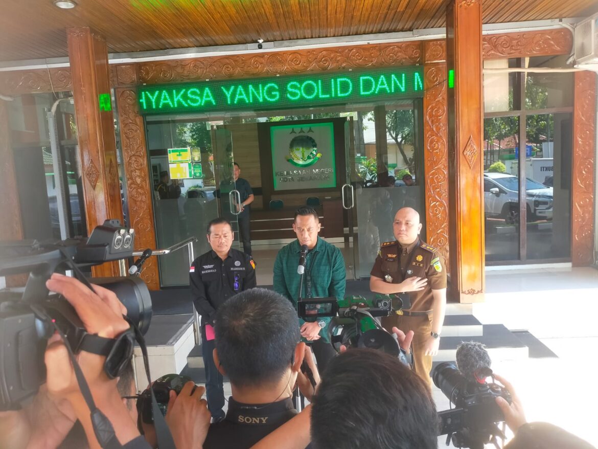 Bareskrim Polri Limpahkan Sembilan Tersangka Judi Online Pada Kejaksaan Negeri Kota Semarang 
