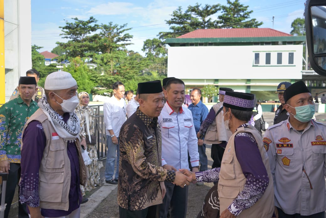 PJ Bupati Pringsewu Marindo Kurniawan Sambut Kedatangan Jamaah Haji Kloter 14 asal Kabupaten Pringsewu 