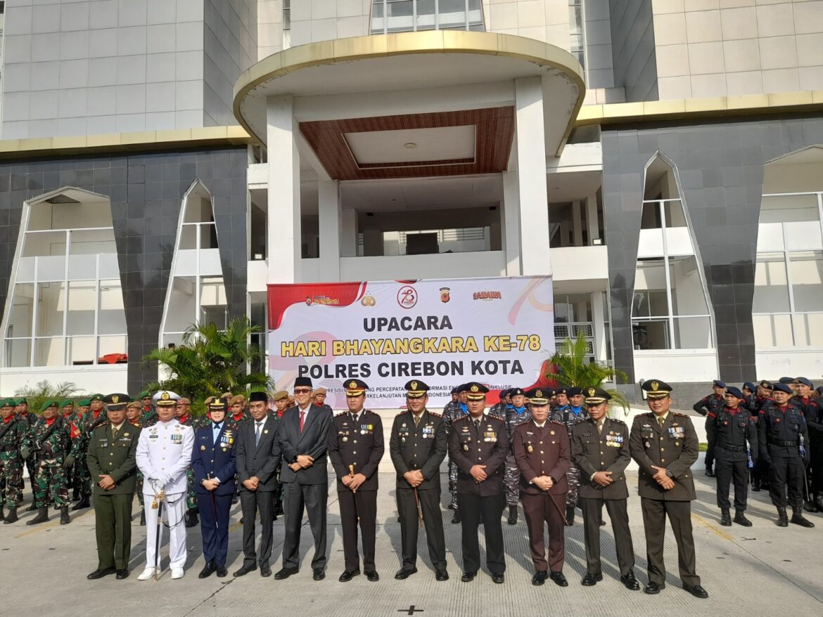 Dandim 0614/Kota Cirebon Hadiri Upacara HUT Bhayangkara Ke-78 Tingkat Polres Cirebon Kota