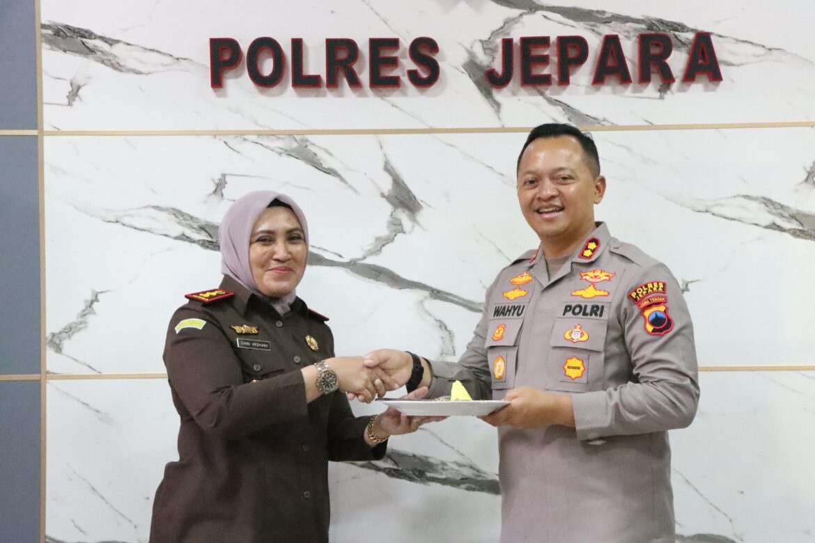 Momen Hari Bhayangkara ke 78, Kajari Jepara Beri Kejutan ke Kapolres Jepara