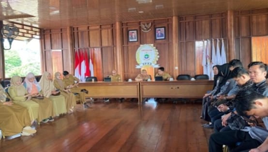 Sekwan DPRD Sulbar Muhammad  Hamzi dan Jajaran Mengikuti Apel Pagi dan Doa Bersama