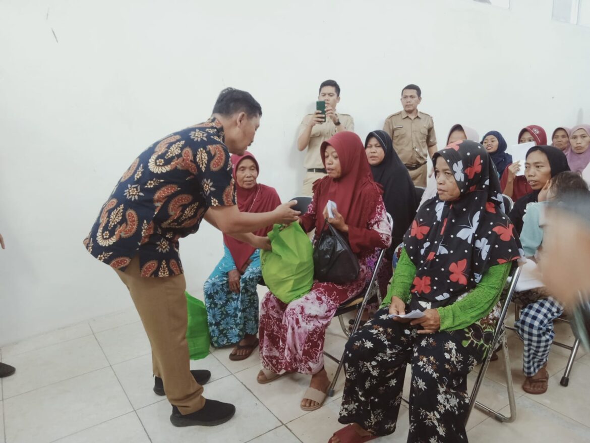 Sebanyak 75 Warga Miskin Desa Bumiayu Kecamatan Bumiayu Menerima Bantuan Paket Sembako Dalam Rangka Hari Koperasi Nasional ke 77 Tahun 2024 di Aula Kantor Kepala Desa Bumiayu Senin, (8/7/2024). 