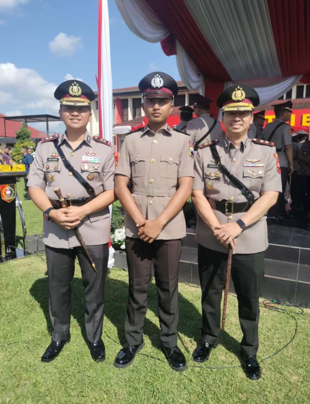 Senyum Bahagia dan Haru Kepala Desa Bungu, Saat Putranya Dilantik Menjadi Polisi. 