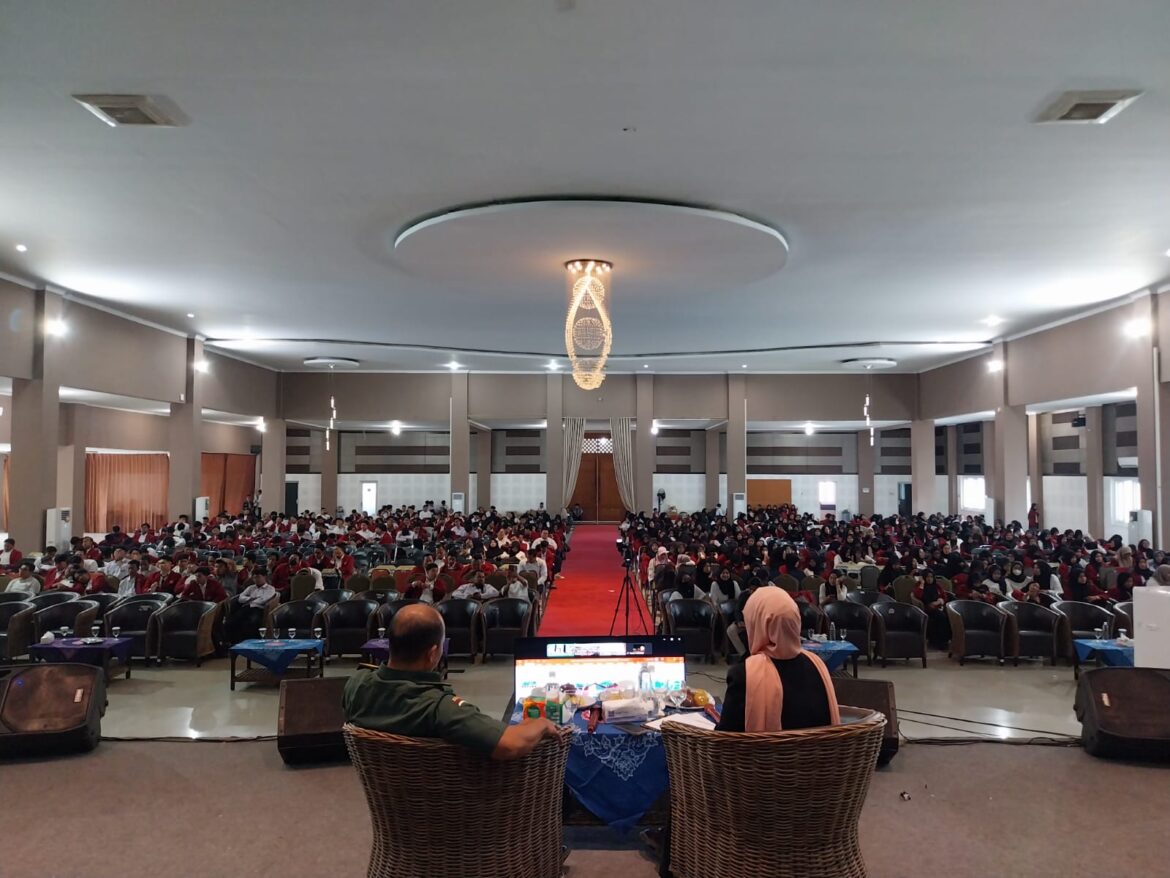 Mewakili Dandim 0620 / Kab Cirebon, Pasiter Berikan Wasbang Pada Mahasiswa UMC