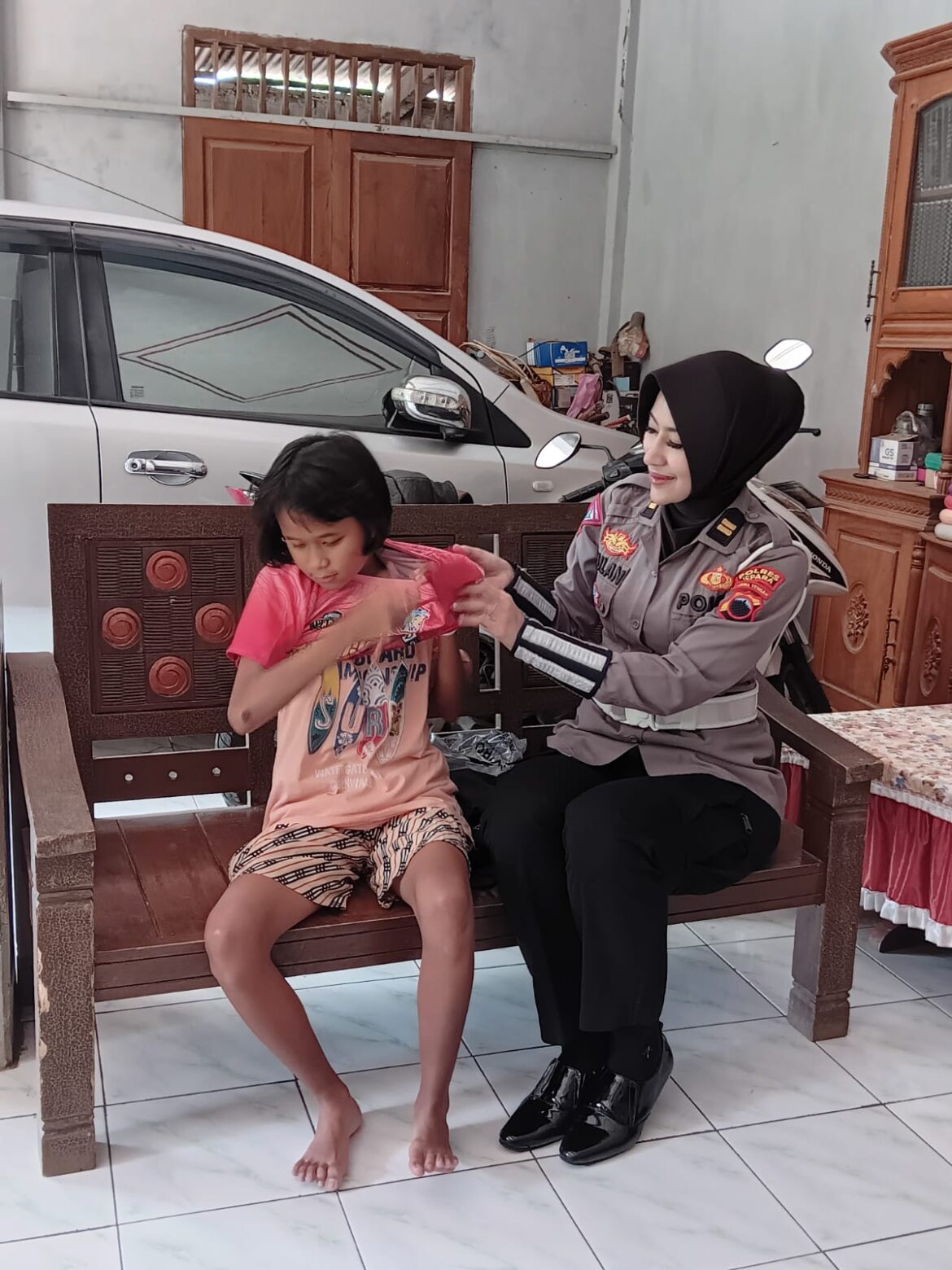 Senyum Bahagia Penyandang Difabel saat Bertemu Pantia Bhayangkara Kartini Run 2024