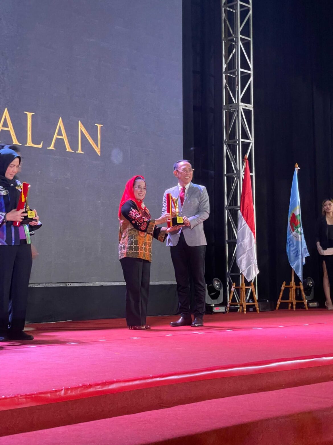 Pj. Wali Kota Mojokerto Raih Penghargaan Pembina Koperasi Andalan
