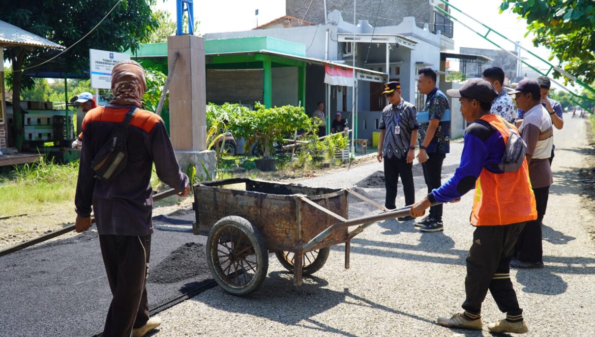 Dadang Somantri Tinjau Perbaikan Jalan dan Pengeboran Sumur Dalam
