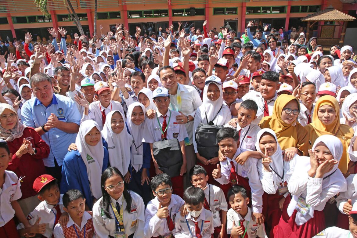 Tinjau Pelaksanaan MPLS, Wali Kota Eri Cahyadi Beri Seragam dan Tas Gratis untuk Siswa Tidak Mampu