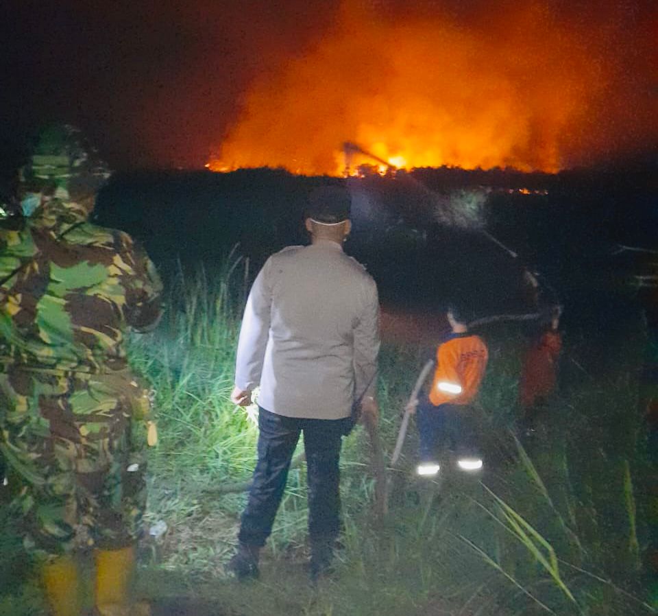Mitigasi Karhutla, Kapolres Ogan Ilir Terjun Lapangan, Pimpin Padamkan Api Karhutla.