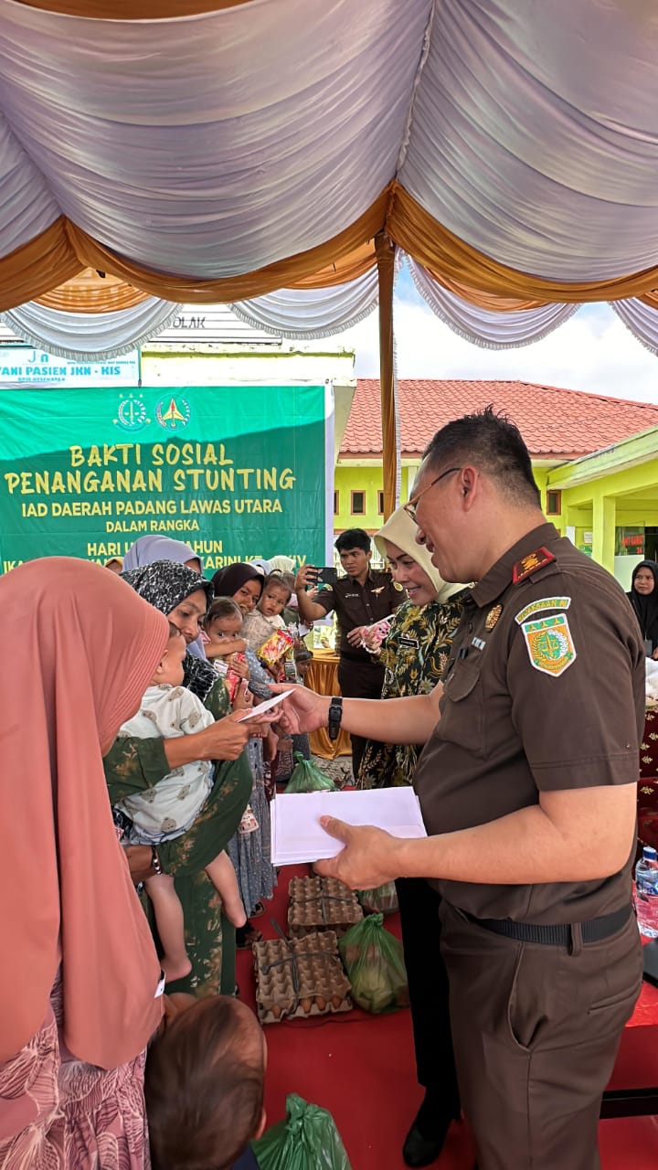 Rangka Hari Bhakti Adhyaksa Ke-64 Dan Hari Ulang Tahun Ikatan Adhyaksa Dharmakarini (IAD) Ke-24 Tahun 2024, Kejari Paluta Adakan Bakti Sosial Penanganan Stunting