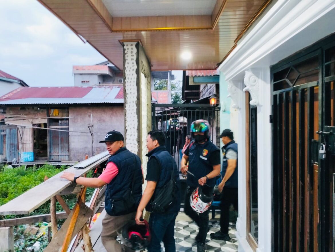 Razia Narkoba di ‘Tangga Buntung’, Tim Gabungan Polda Sumsel Amankan 3 Orang, Sabu dan Alat Bong