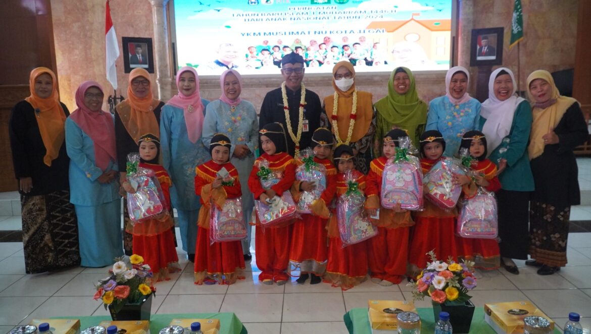 Pj. Walkot Bersama YKM NU Beri Santunan 135 Anak Yatim