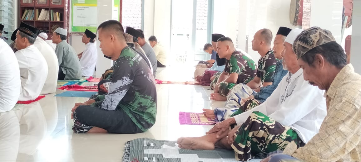 Anggota Satgas TMMD ke 121 Kodim 0620 / Kab Cirebon, Taat Beribadah