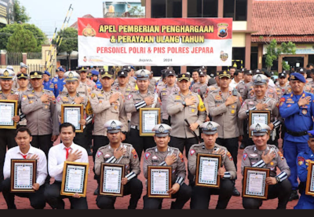 Kapolres Jepara Kembali Beri Penghargaan Ke Puluhan Anggotanya, Ini Prestasinya
