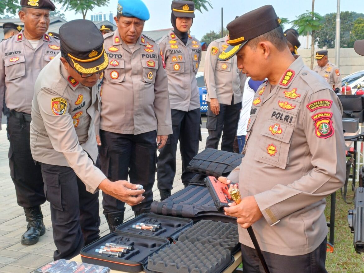 Kapolres Metro Tangerang Kota Lakukan Apel Pemeriksaan Randis dan Alsus Jelang Pilkada Serentak 2024