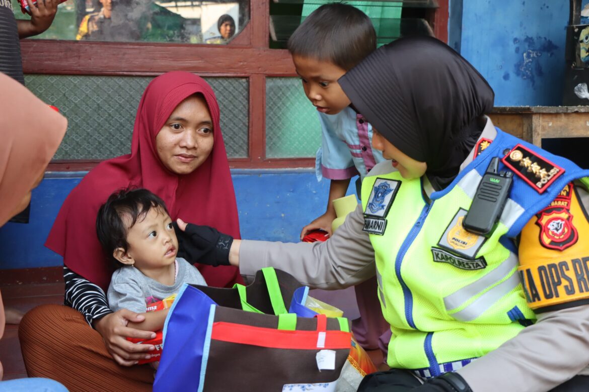 Kapolresta Cirebon Berikan Bantuan kepada Anak Asuh Stunting