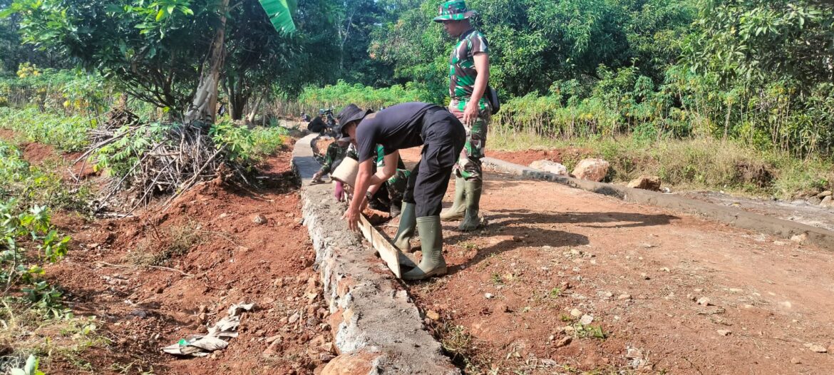 TNI-Polri bersama Warga Berkumpul di Desa Kubang, Cirebon, Ada apa?