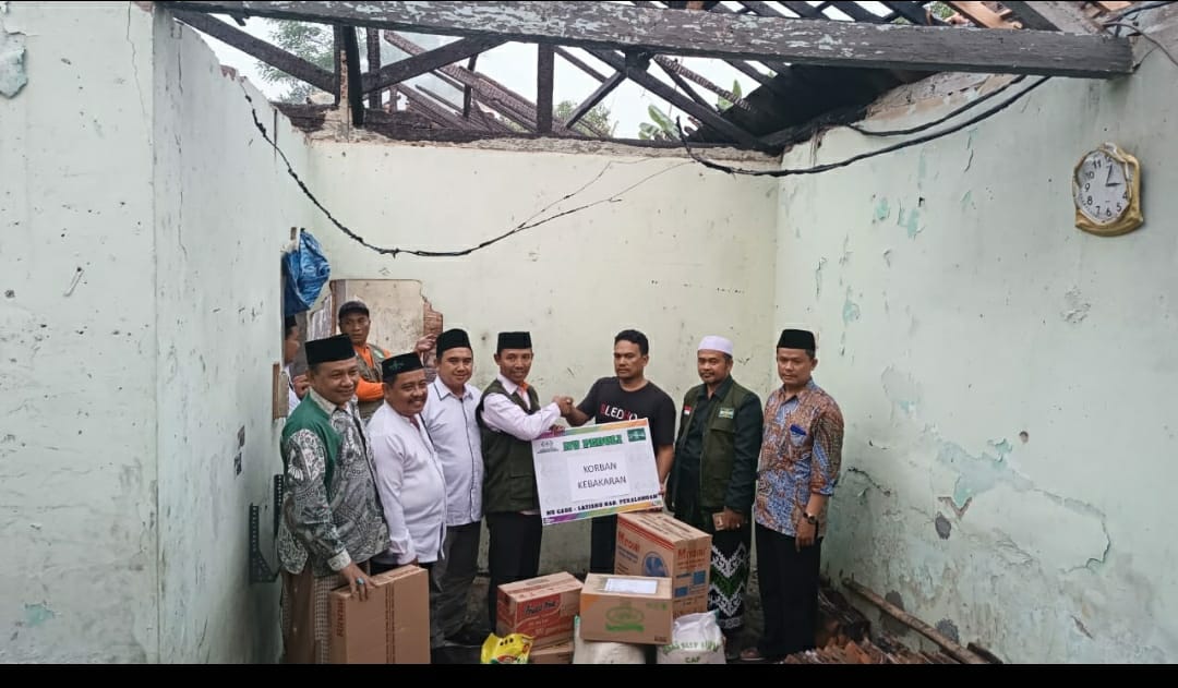 Pengurus Cabang Nahdlatul Ulama (PCNU) Kabupaten Pekalongan melalui program NU Peduli memberikan bantuan kepada korban kebakaran di Desa Legokgunung, Kecamatan Wonopringgo. 