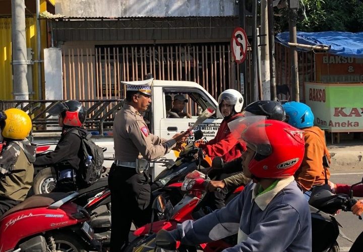 Operasi Patuh Semeru 2024, Polisi Kota Blitar Beri Bunga dan Coklat Bagi Pengendara Tertib