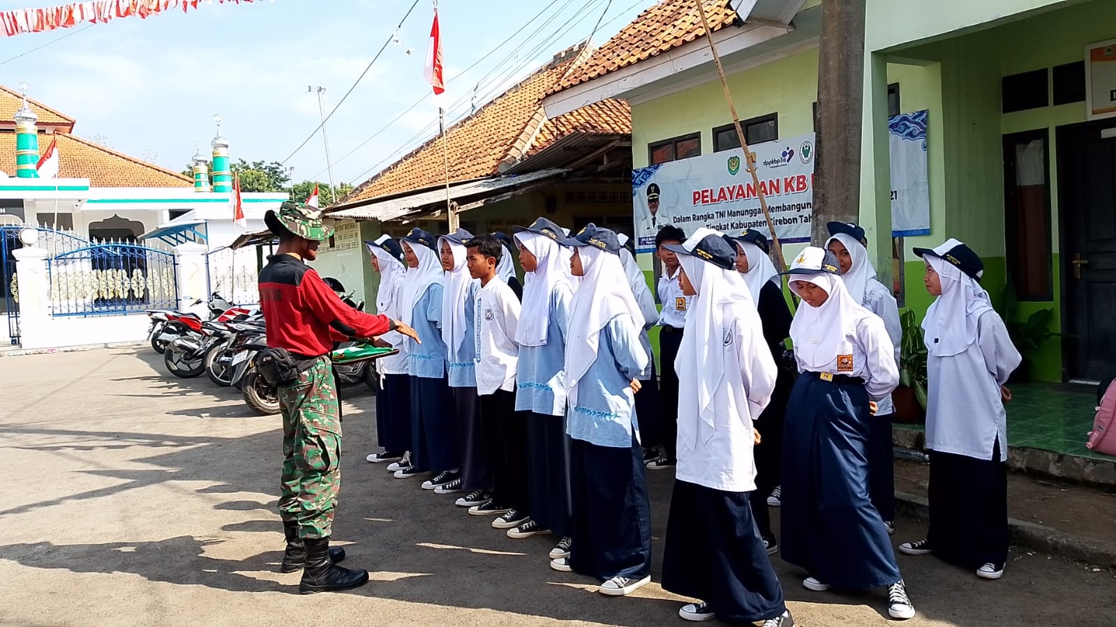 Satgas TMMD Kodim 0620 / Kabupaten Cirebon Ajak Siswa SMP Latihan Baris-Berbaris Persiapan HUT RI ke 79