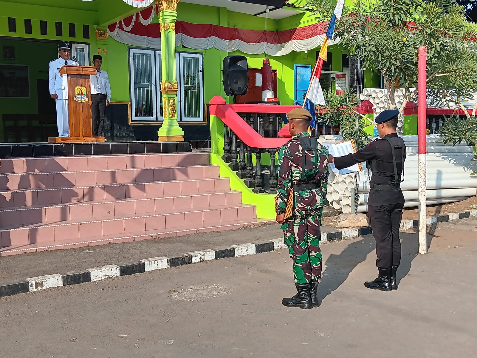 Satgas TMMD ke-121 Kodim 0620 / Kabupaten Cirebon Laksanakan Upacara HUT RI Bersama Pemdes dan Masyarakat Desa Kubang