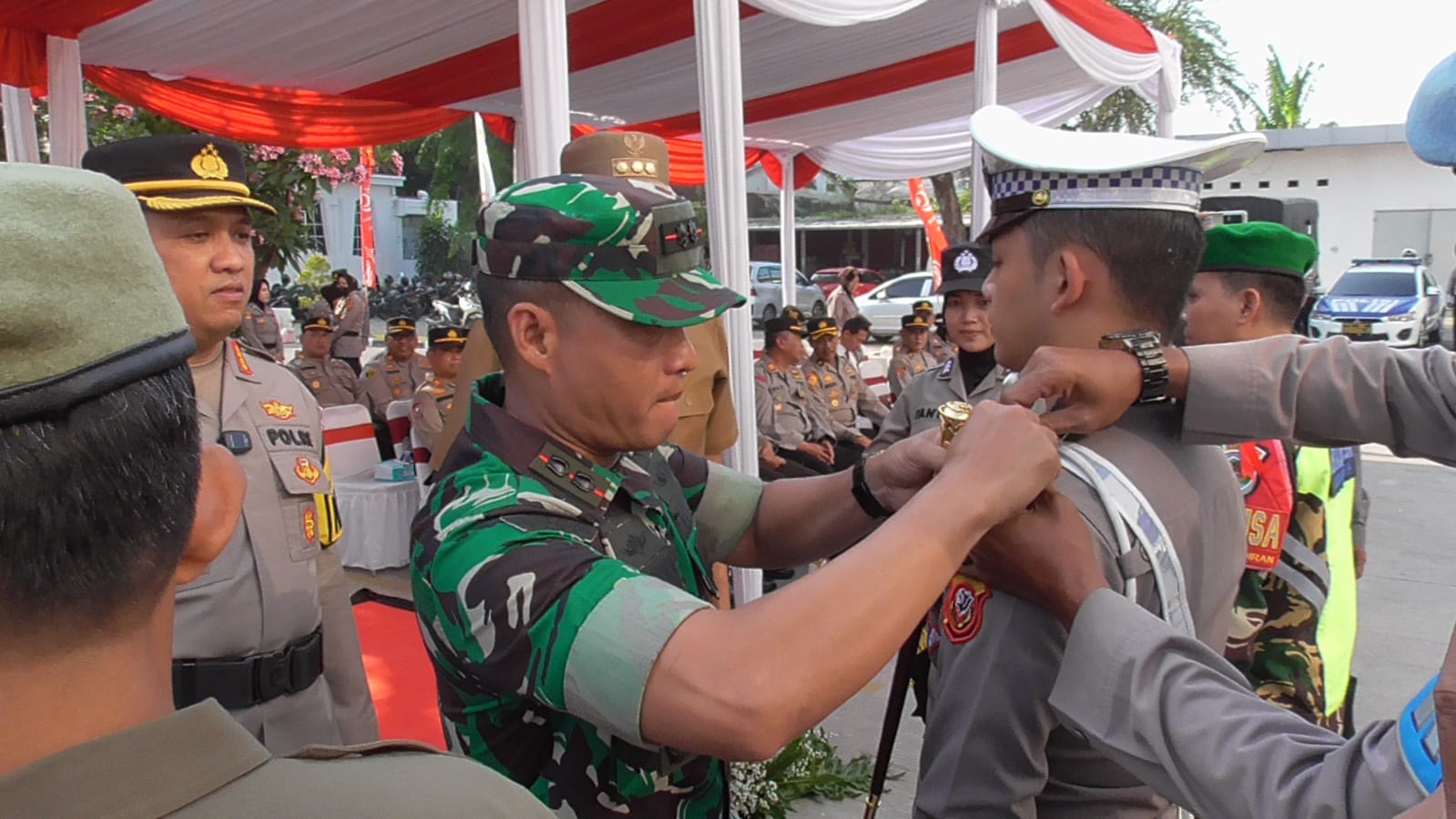 Dalam Rangka Pengamaman Pilkada Serentak Dandim 0614 / Kota Cirebon Hadiri Apel Gelar Pasukan Ops “MANTAP PRAJA SUNYARAGI-2024”